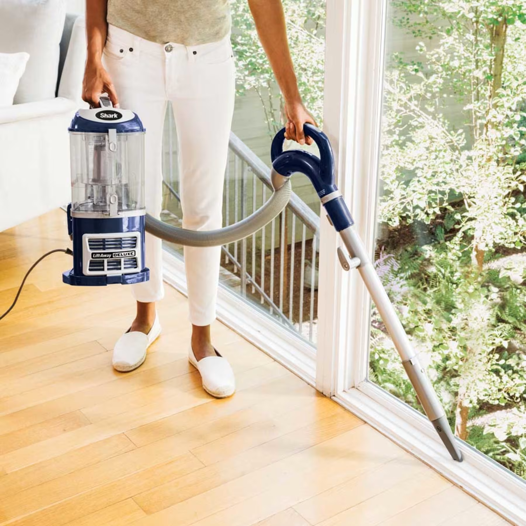 Shark Navigator Lift-Away Deluxe Upright Vacuum