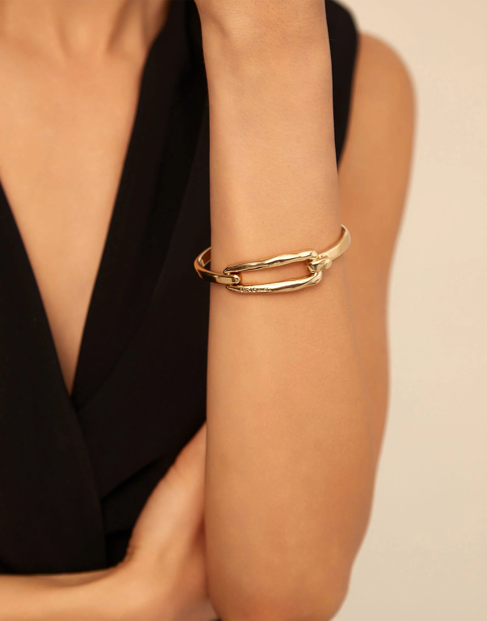 UNOde50 18K Gold-Plated Buckle Bracelet