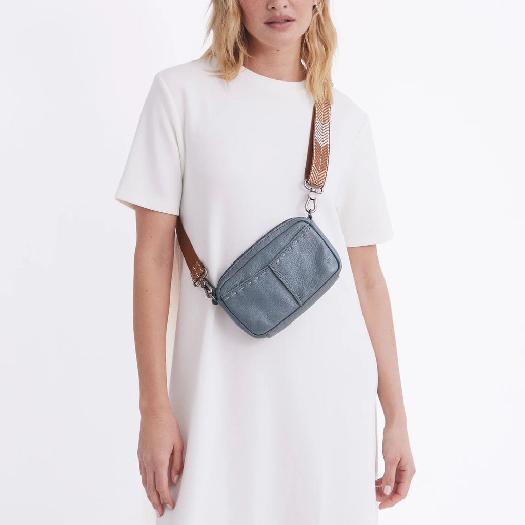 thumbnail image 2 of Sakroots Damen Cambria Smartphone Cross-Body, Bubblegum Wildlife 2 of 10