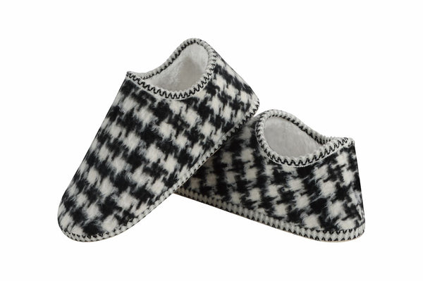 Snoozies Womens Houndstooth Black Slippers - Size Medium