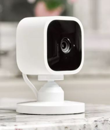 Amazon Blink Mini - Compact Indoor Plug-In Smart Security Camera